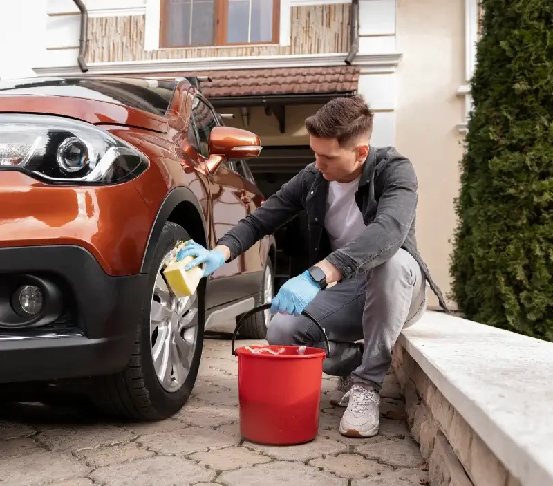 Lavage auto à domicile Azat-le-Ris : professionnel intervenant sur un véhicule